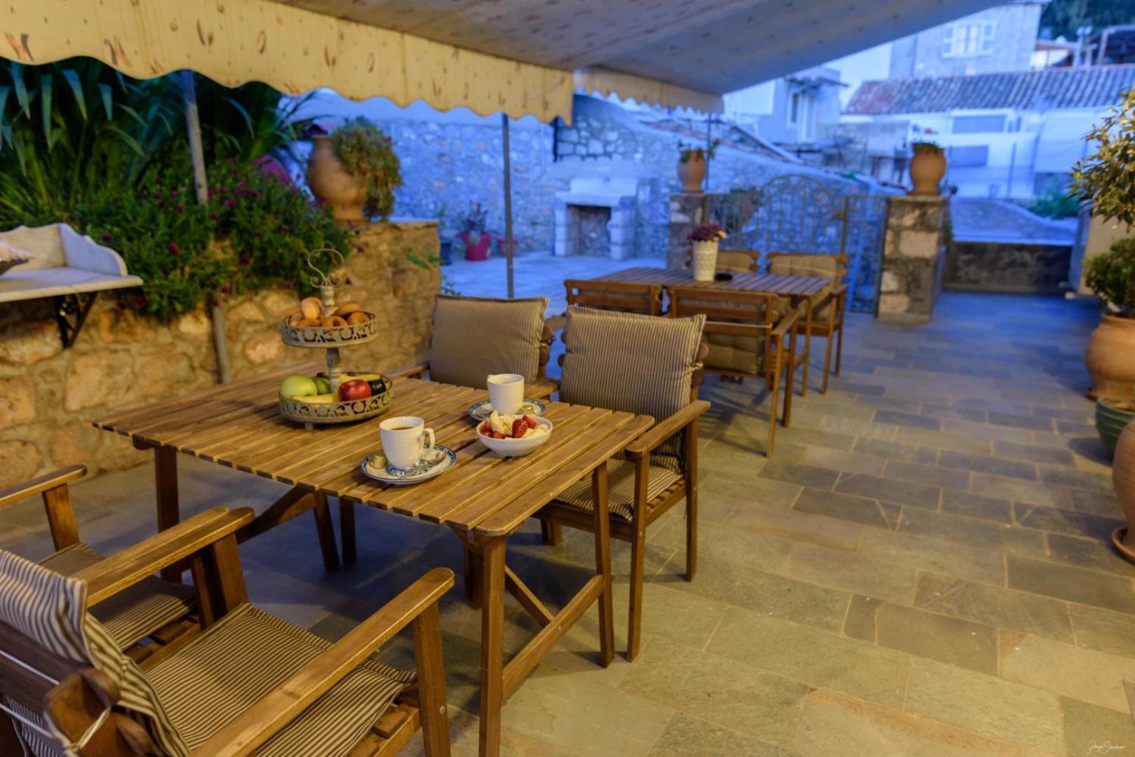 Athina Guesthouse Идра Экстерьер фото