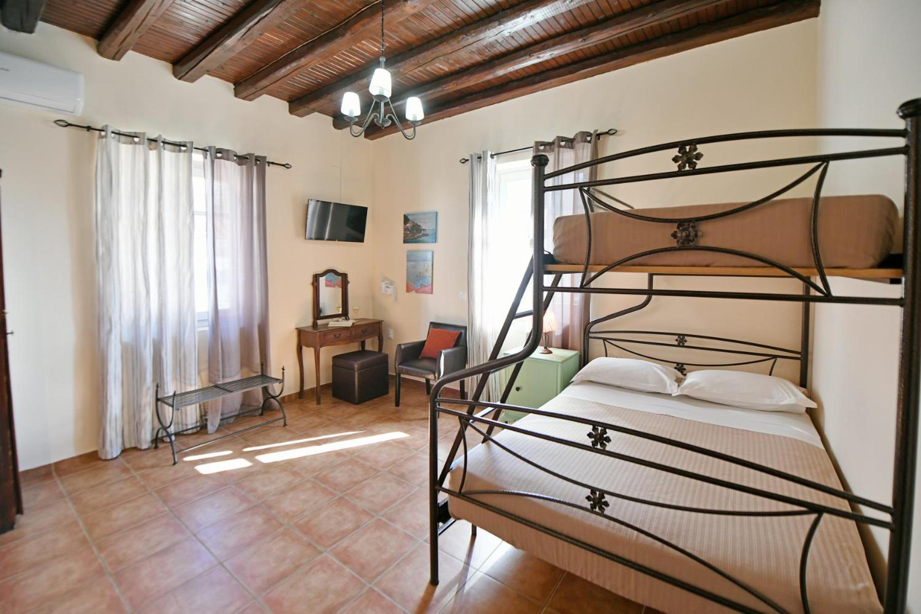 Athina Guesthouse Идра Экстерьер фото